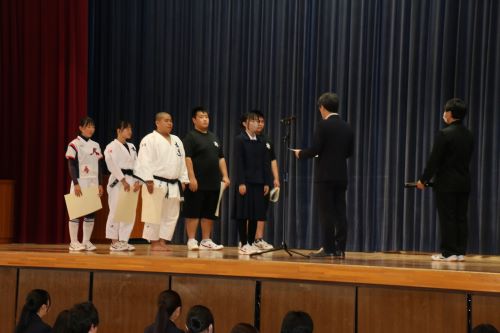 春季大会大会表彰式(相撲部団体優勝、ソフトボール部準優勝、柔道部団体３位、競技かるた団体２位)