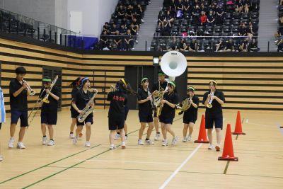 楽器を演奏をしながら参加の吹奏楽部